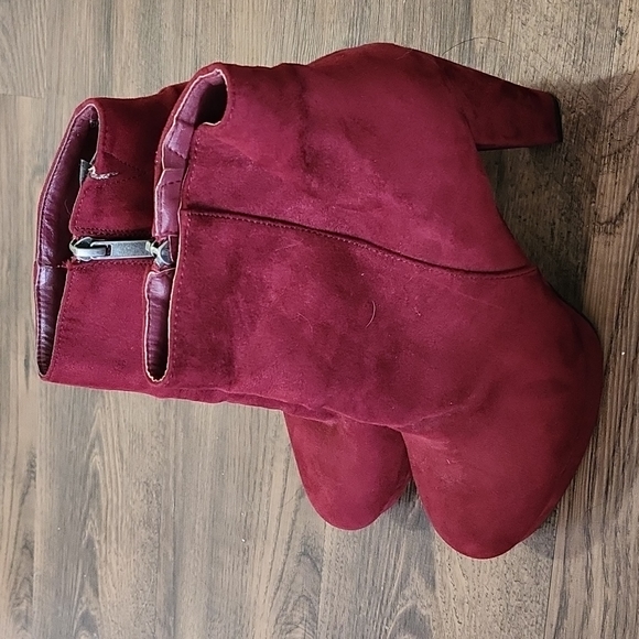 Red boot heel - Picture 2 of 2